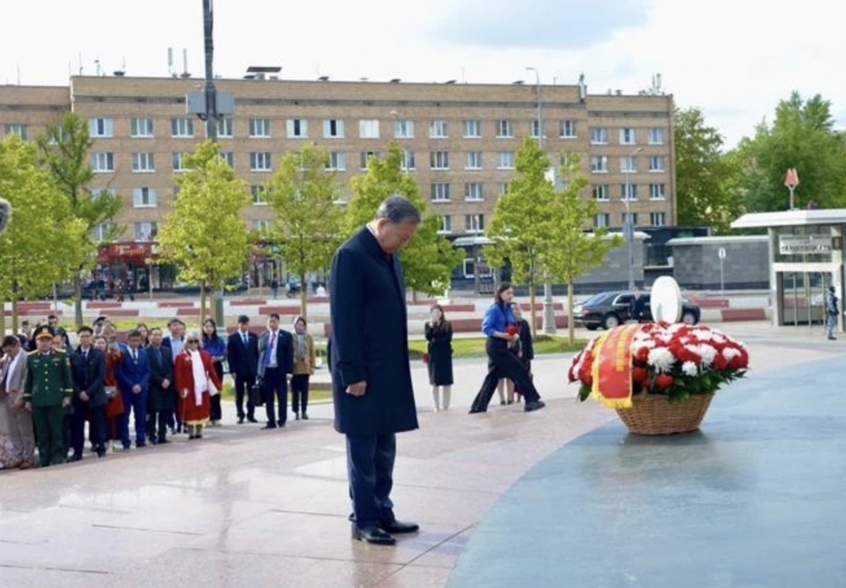 Party chief pays tribute to President Ho Chi Minh, General Secretary Le Duan in Moscow